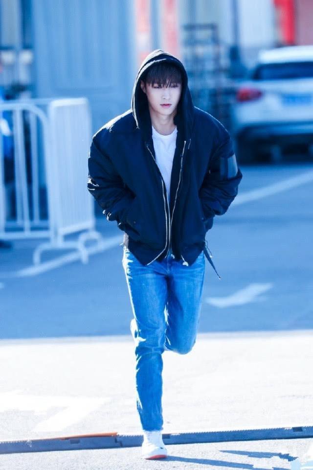 张艺兴真会玩,上衣这样穿既耍酷又保暖,一举两得啊!