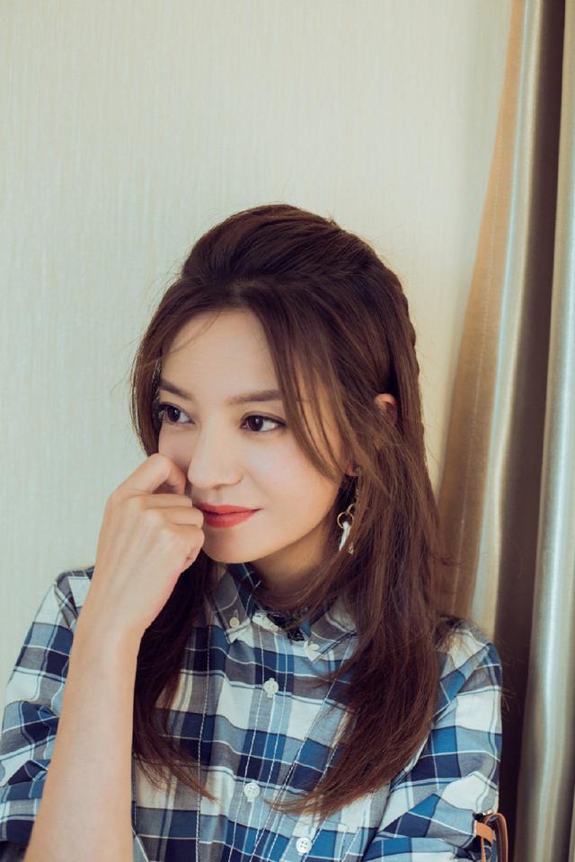 赵薇真会穿!衬衫搭配半身裙美感十足,42岁秒变20岁美少女