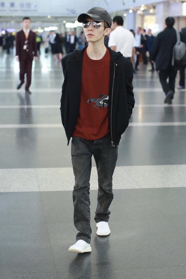 郭敬明机场双手插袋,全身大牌贵气十足,就是身高令人尴尬!