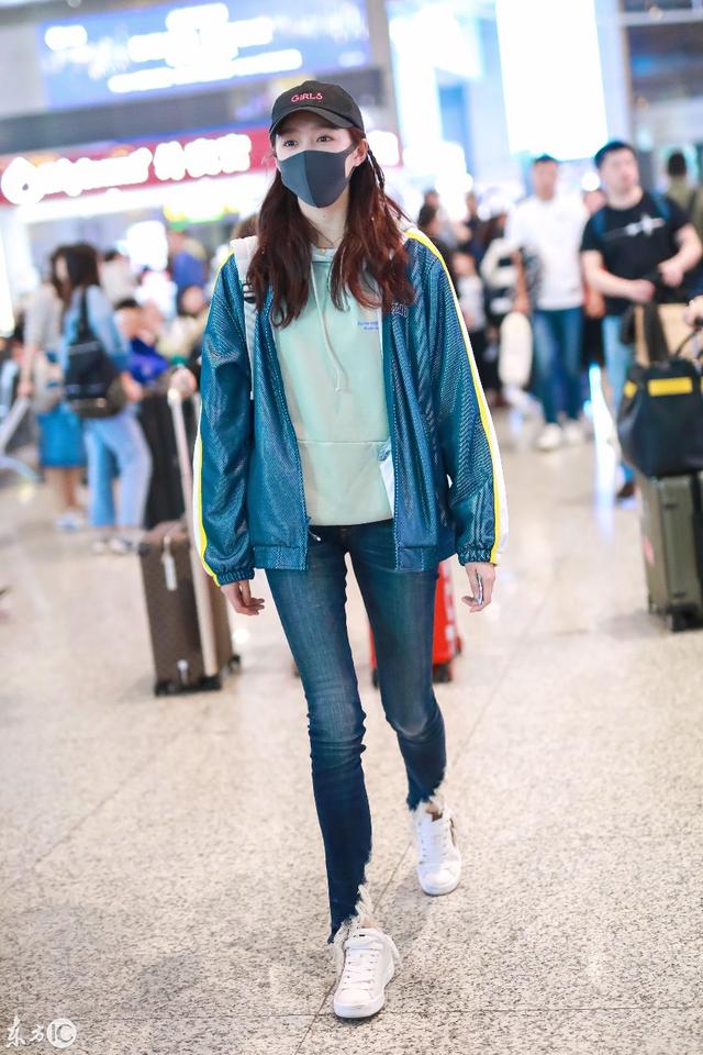 关晓彤现身上海机场,173个子90斤,足足的大长腿占比例比较好!