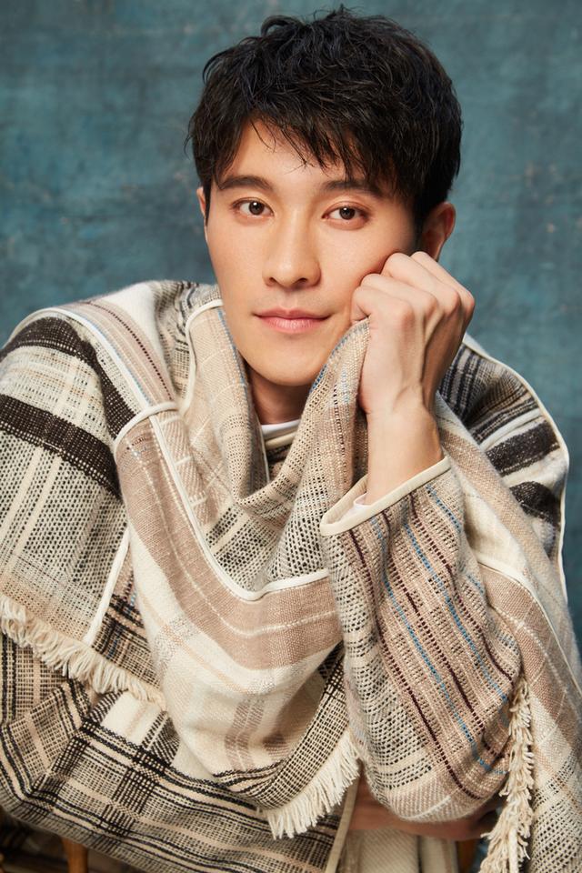 《凉生》何志龙最新写真大片曝光 尽显时尚雅痞范