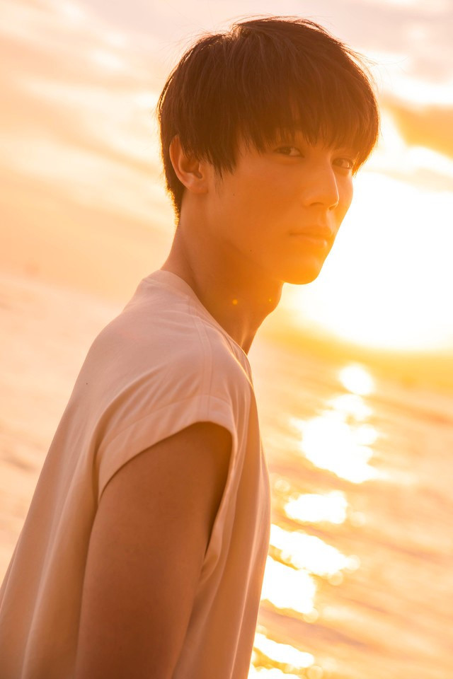 小鲜肉中川大志庆20岁成年 写真集《maka hou》赴夏威夷取景