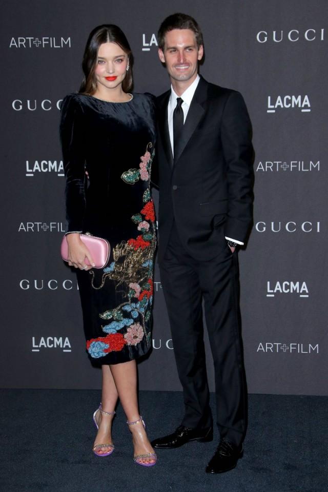 可儿活动造型总算选对一袭印花长裙美得惊艳90后老公高又帅