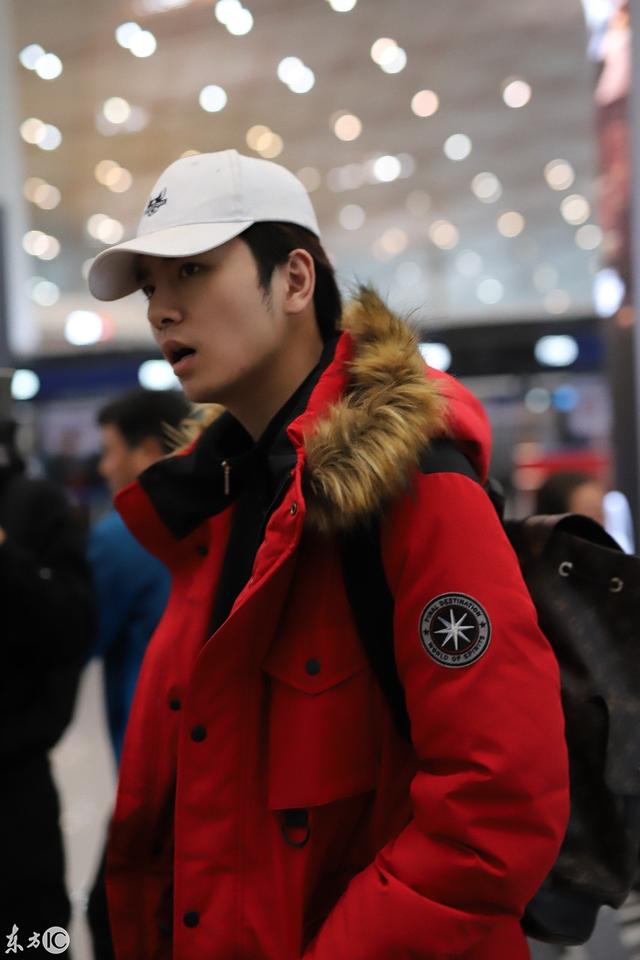 吴泽希现身机场,一脸的不高兴,网友:太累了而已