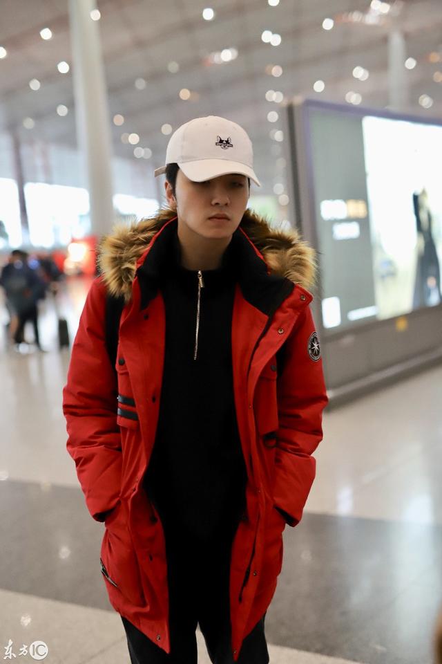 吴泽希现身机场,一脸的不高兴,网友:太累了而已