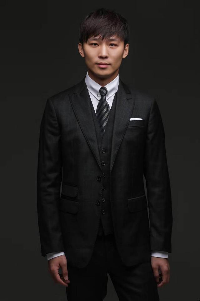 郑爽男友张恒穿西装革履的正面照曝光,风度翩翩,既阳刚又帅气!