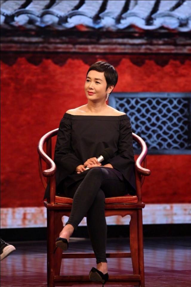 蒋雯丽49岁又怎样穿一字肩少女感惊艳演起少女也没违和感