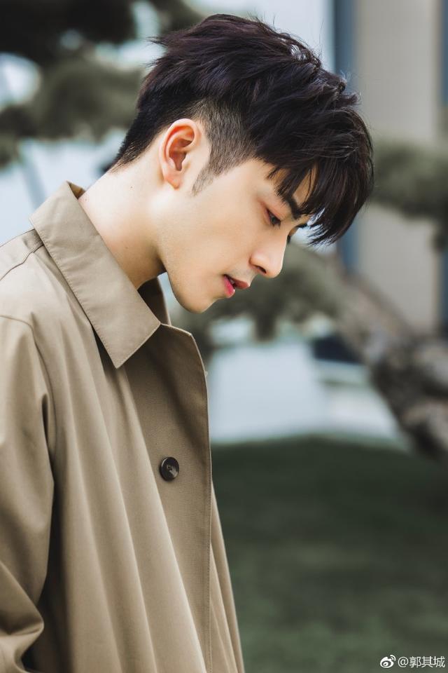 他是厉致诚手下最帅的兵,参加过《明日之子》,女友是中戏校花!