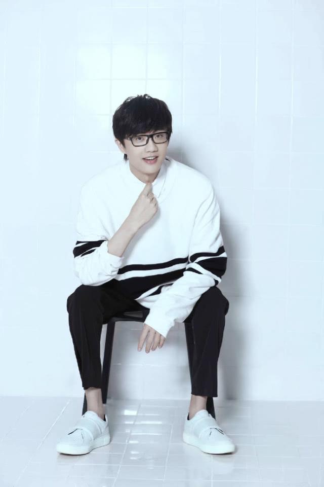 许嵩现身机场开启换装秀!轻松驾驭各种基本款,大长腿比女人还细