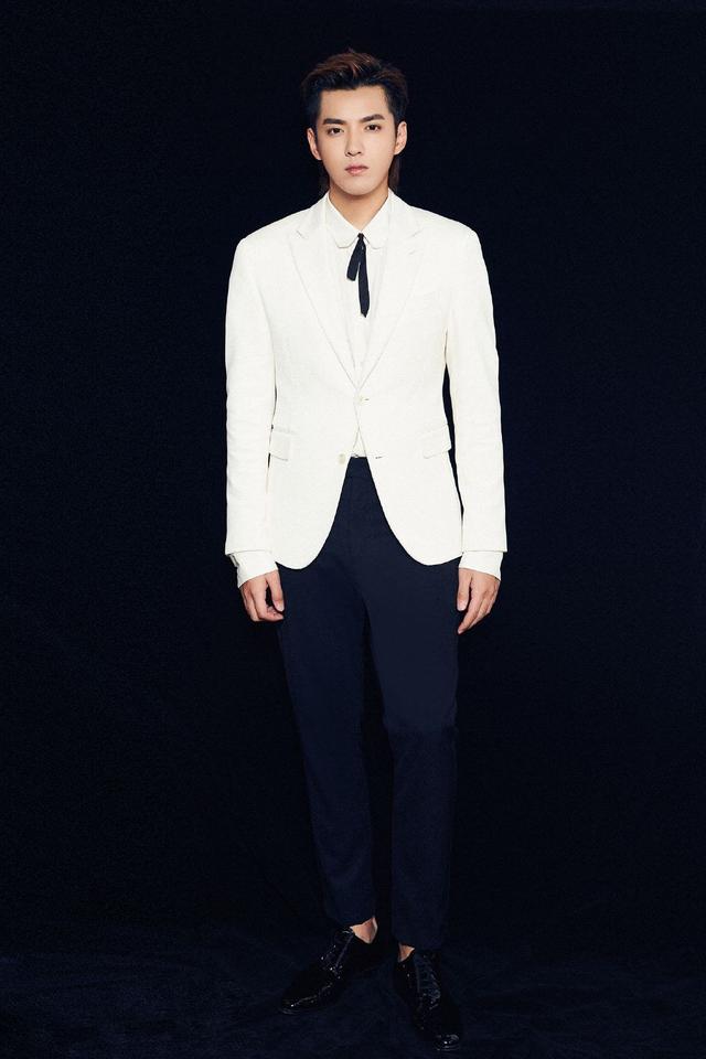 吴亦凡得罪摄影师187硬生生被拍成160胡子拉碴像没睡醒