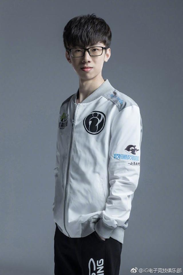 冠军辅助宝蓝宣布和ig合约到期,放话明年还要闯进s赛!