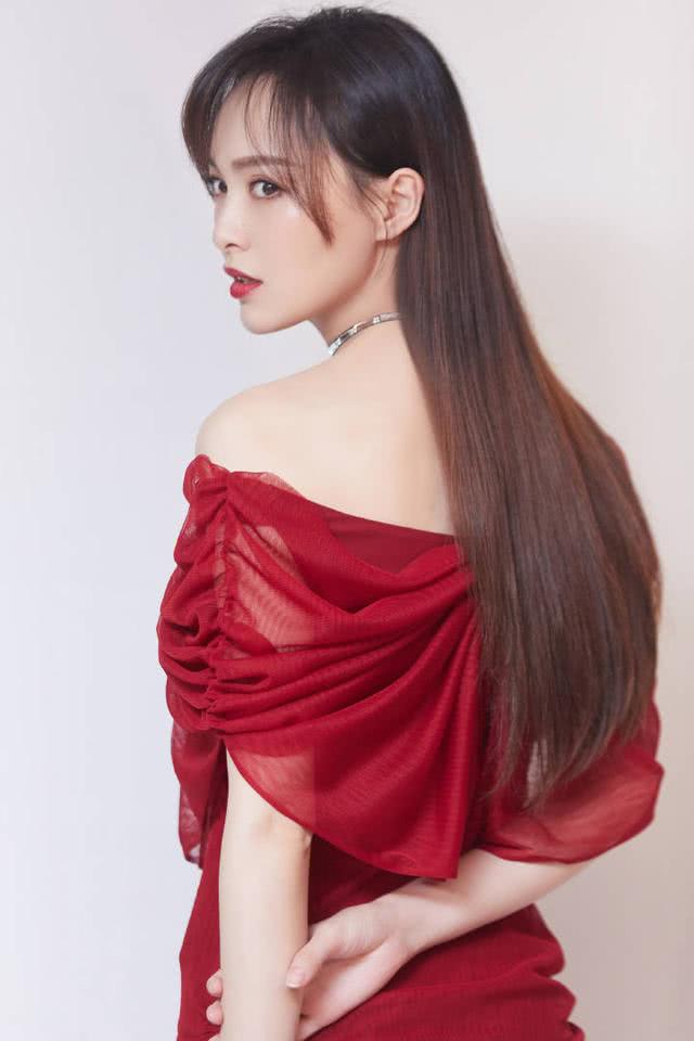 五位女星穿红裙:43岁余诗曼不显老,准新娘唐嫣不输95后小花
