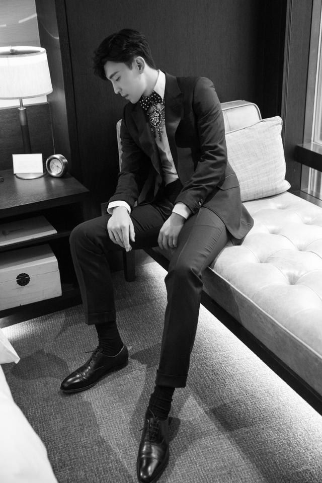 邓伦爱奇艺尖叫之夜高清红毯照曝光,温润儒雅贵公子来袭!