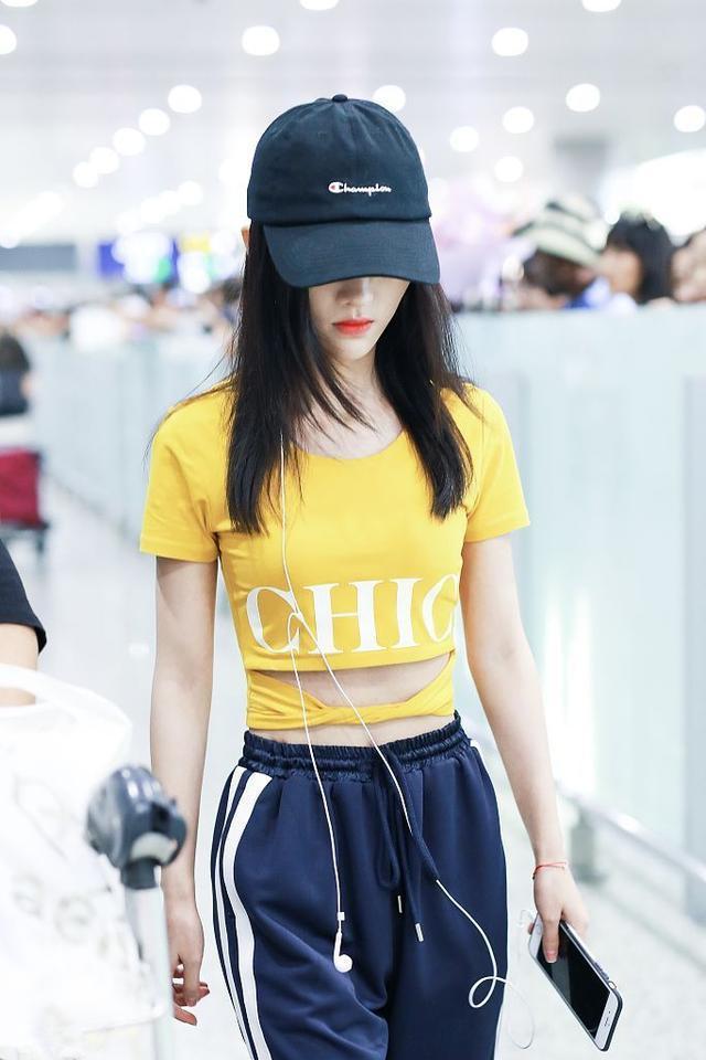 鞠婧祎有颜任性,穿露脐装故意炫腹秀腰,网友:这也太撩人了吧