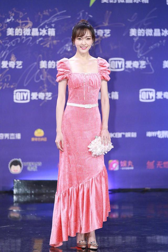 唐嫣结婚后变了真多,一袭西瓜红色连衣裙现身