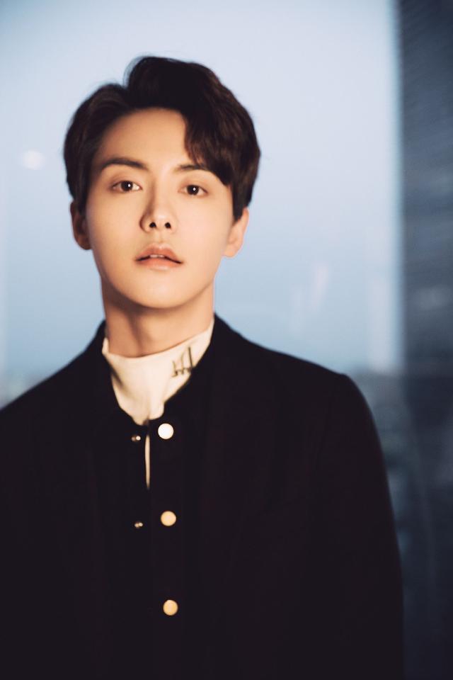 马天宇太会穿了!高领卫衣配复古西装,32岁的她尽显绅士风!