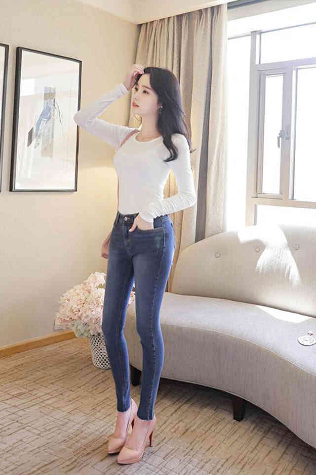 紧身牛仔裤美女尽显曲线身材更加凸显青春活力