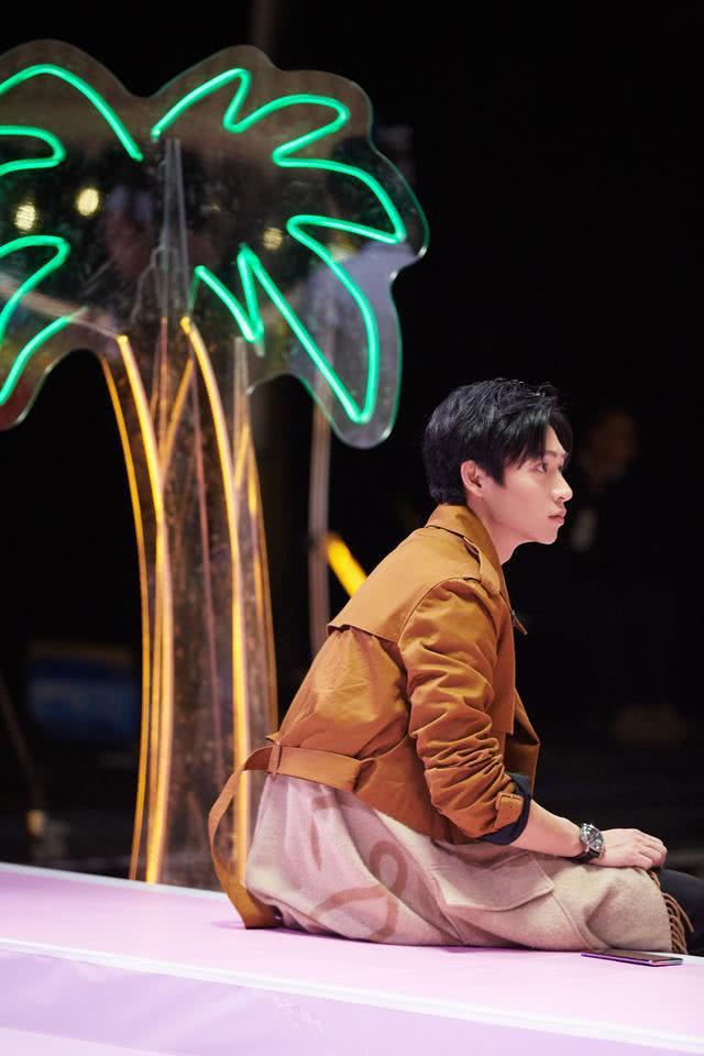 "梗王"魏晨回归《明星大侦探》 登顶热搜彰显满分综艺感