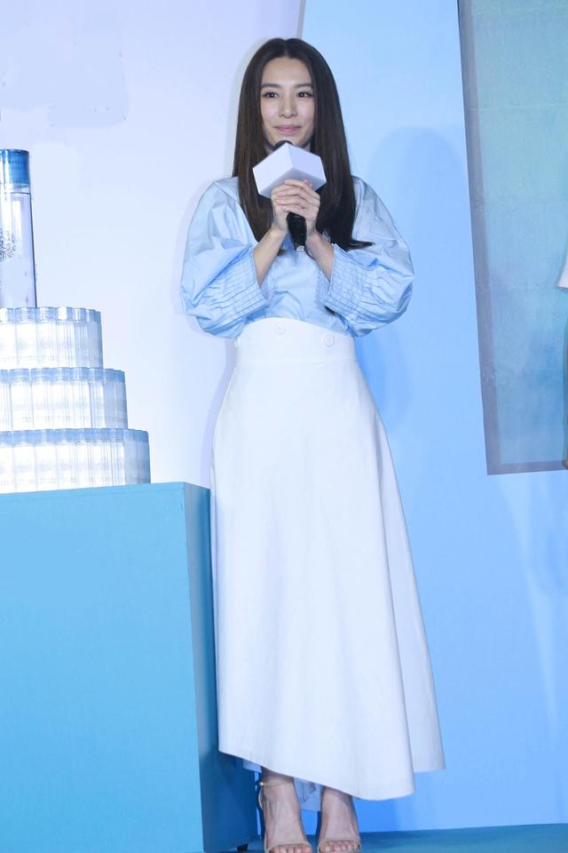 田馥甄果然是低调女神,早期出席活动,蓝衬衫白裙子少女范十足!
