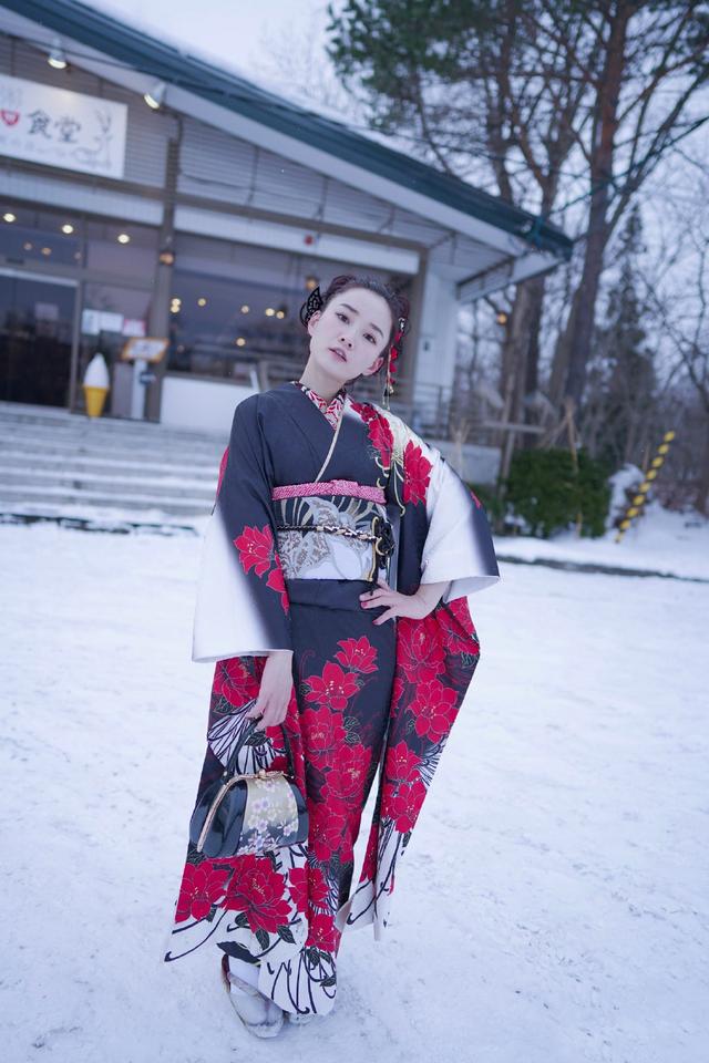 近日馨子在微博晒照,这张照片中馨子穿了一件黑色的厚实大衣,白色的