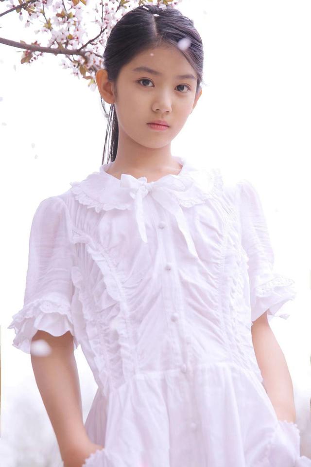 《大江大河》和王凯对戏有模有样的小演员梁思申,现代装这么漂亮