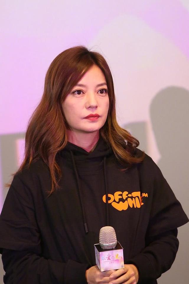 42岁赵薇也老了浓妆也遮不住眼袋皮肤粗糙尽显皱纹