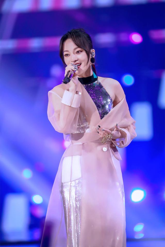 张韶涵跨年晚会美到发光更吸睛的是她的口红色号配色意想不到