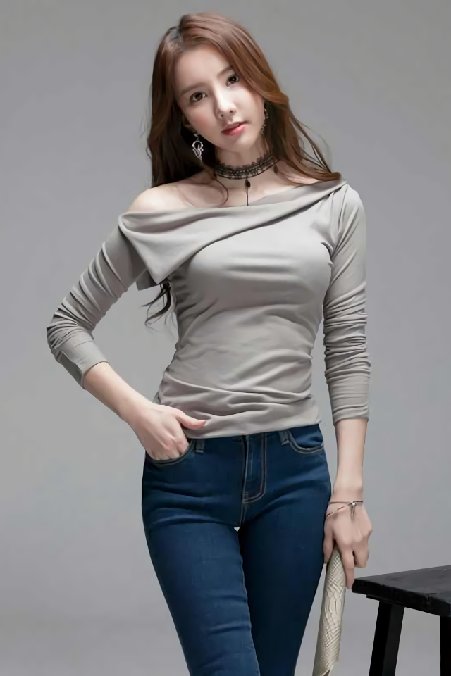 时尚美女:大长腿牛仔裤,配上蕾丝颈圈,热辣有魅力