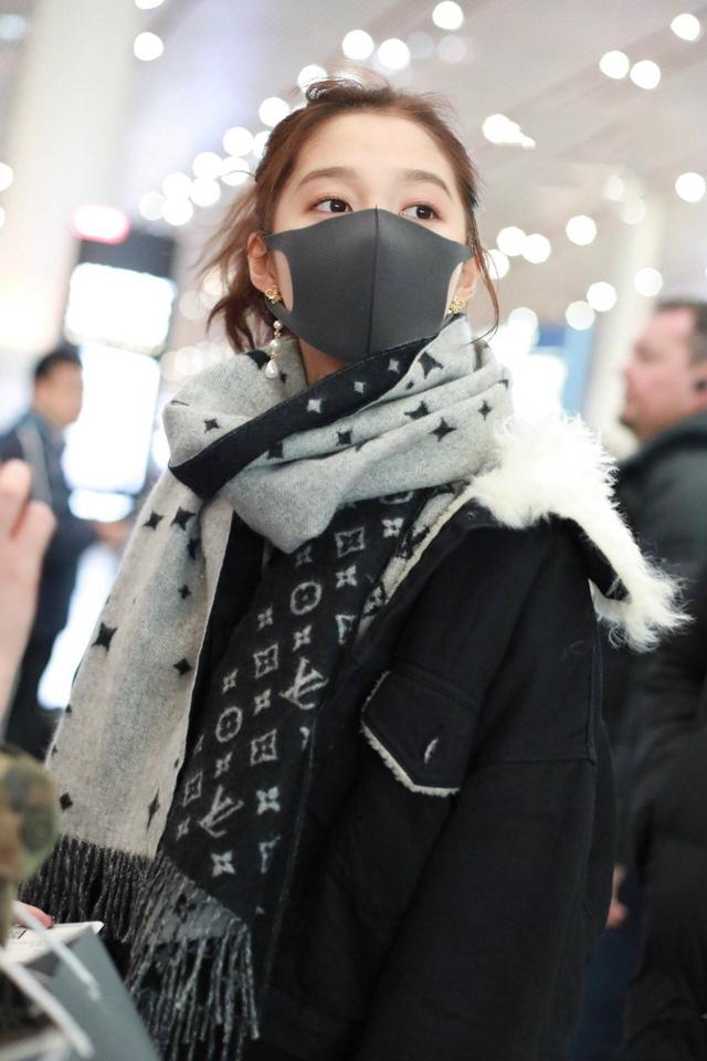 关晓彤穿灯芯绒外套配logo围巾低调造型走机场,扎凌乱马尾美太多