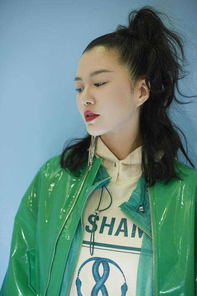 谭维维厉害了绿色皮衣配绿色纱裙时髦到飞起一般人不敢这样穿