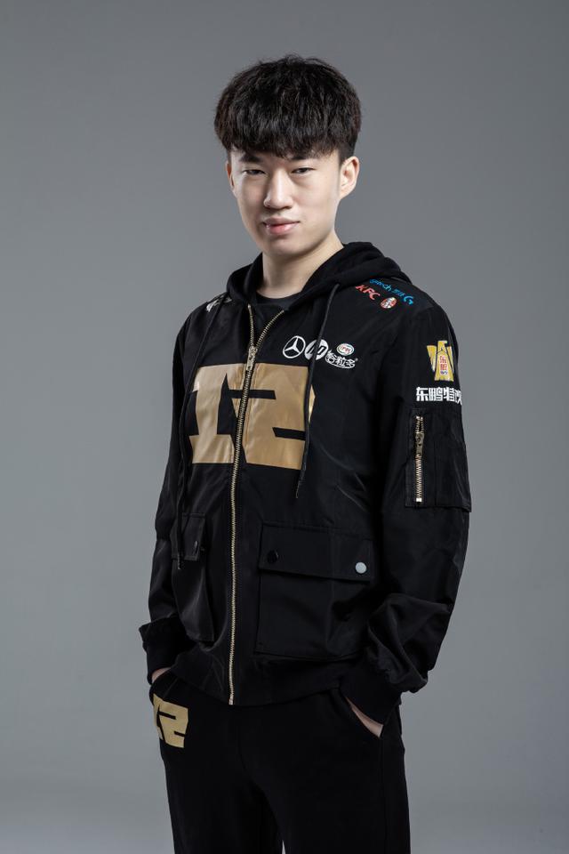 rng公布春季赛定妆照,选手颜值引发热议,网友:letme这也太帅