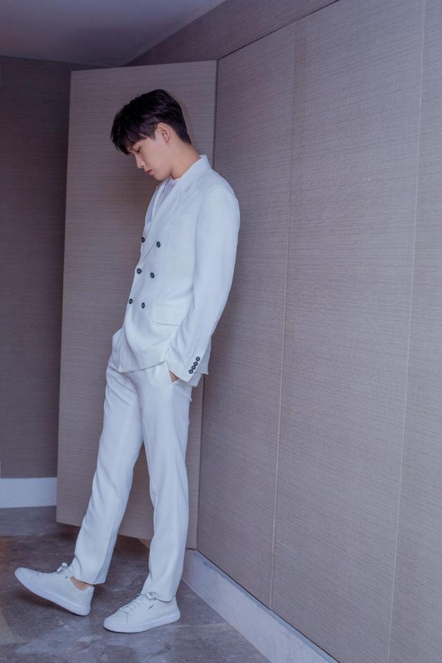 邢昭林一身白色西装出席活动 白马王子造型 温润而泽 自在而逸
