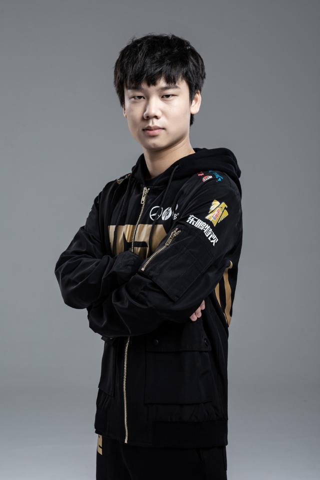 lol:新赛季rng定妆照公布 网友:个别选手的颜值过分了啊