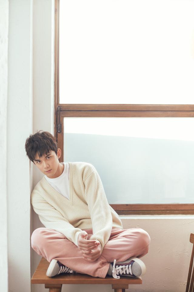 吴磊真"高调",穿黄色外套帅气又显眼