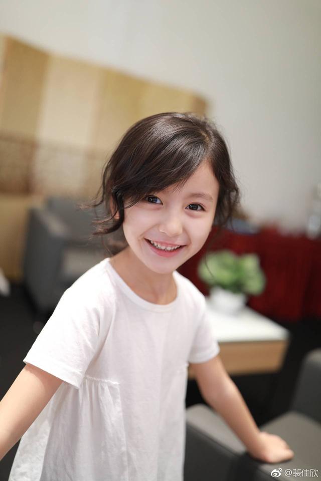 电视剧《小女花不弃》裴佳欣饰演幼年花不弃,表演有灵性太圈粉了