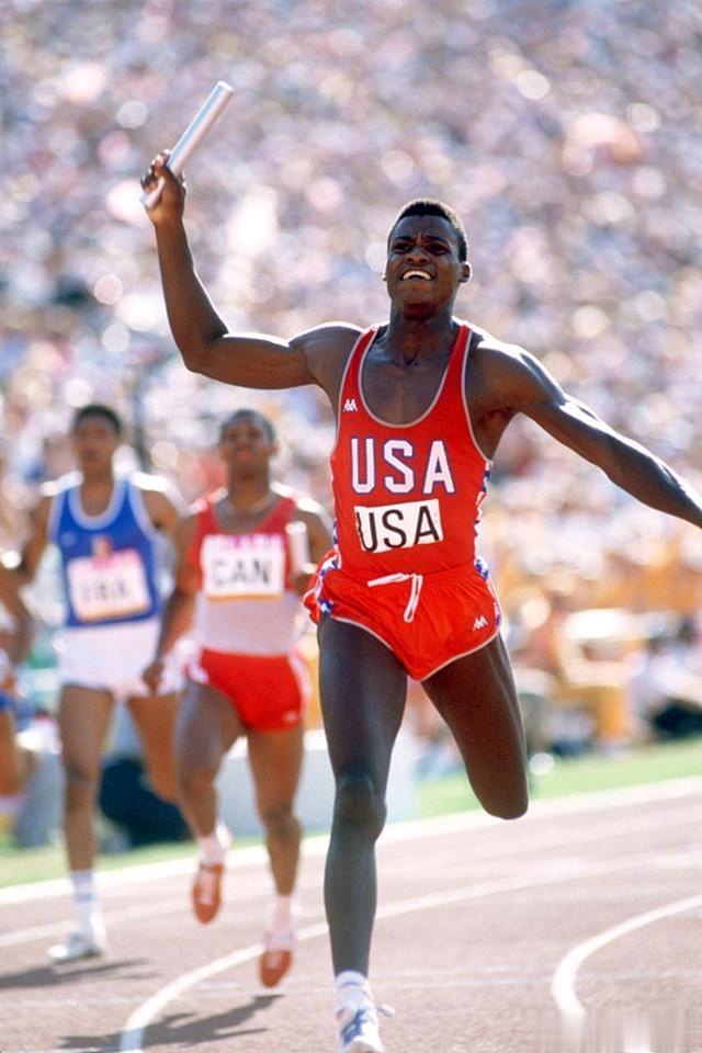 贝利曾经说道:"我的成长过程中,最大的明星是卡尔刘易斯,他使得田径