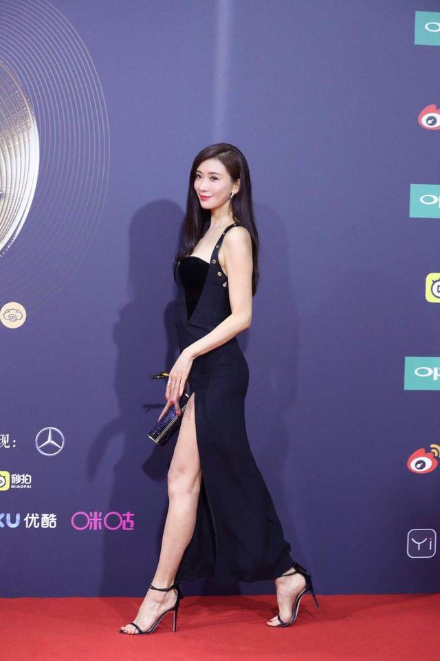 44岁林志玲真会穿,一袭黑色开叉吊带裙走红毯,美得惊艳又高级!