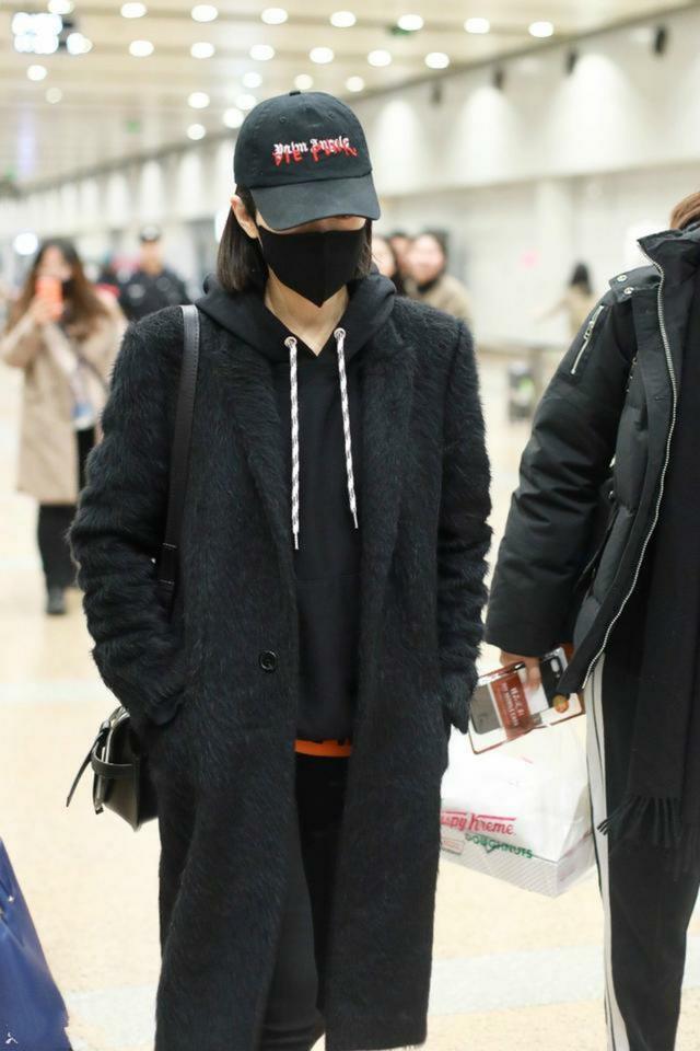 67唐嫣真会穿黑色大衣气场十足大概是女明星里最实用的