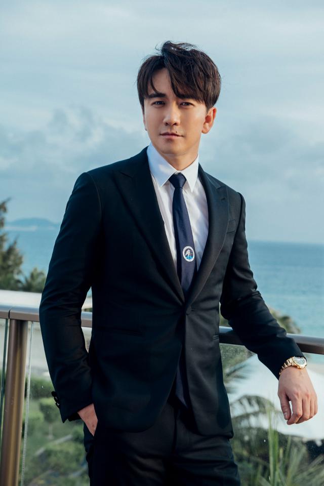 翟天临亮相亚洲彩虹盛典 荣获最佳男配角奖项