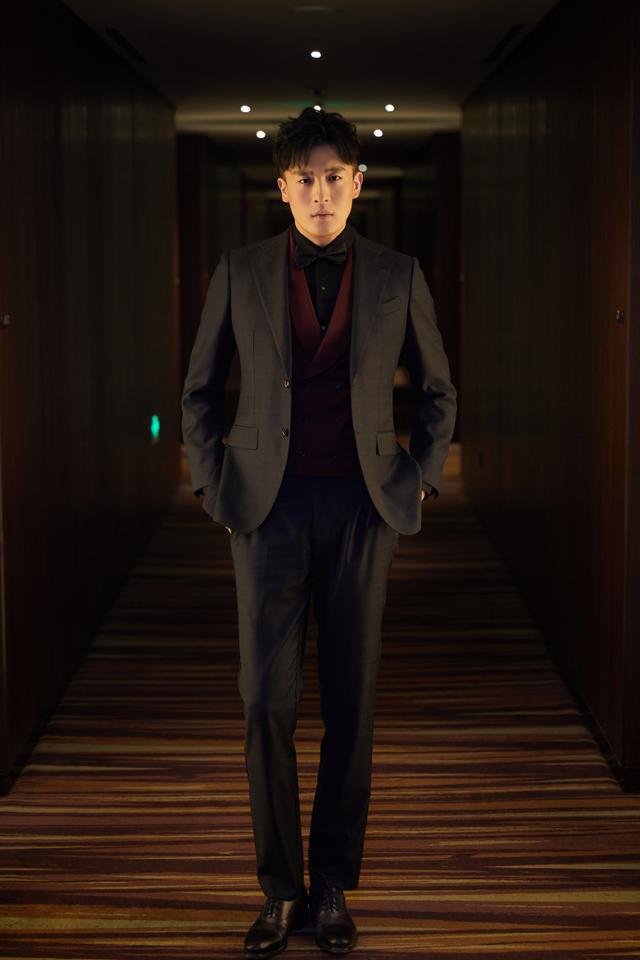 孙艺洲走的是一种型男的路线,此次穿得是一身西装,黑色的衬衫内戴着一