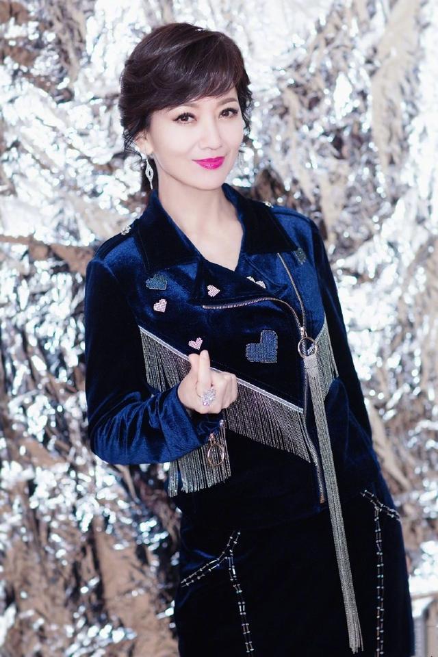 在最新晒出的一组照片中,赵雅芝一身炫酷装扮,美成了18岁少女的叛逆