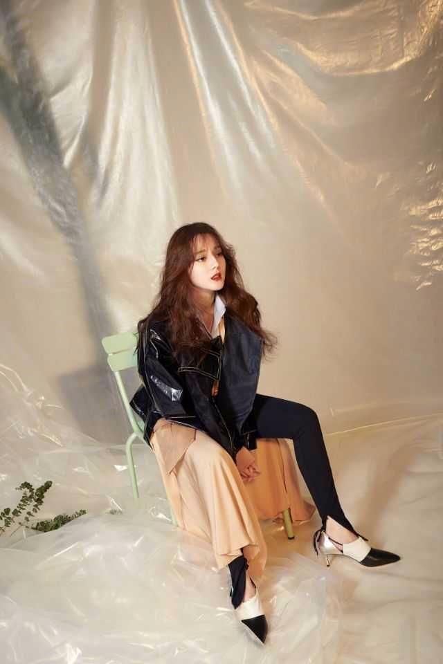 迪丽热巴挑战空气刘海,造型甜美如初恋,但眼神却不失妩媚感!