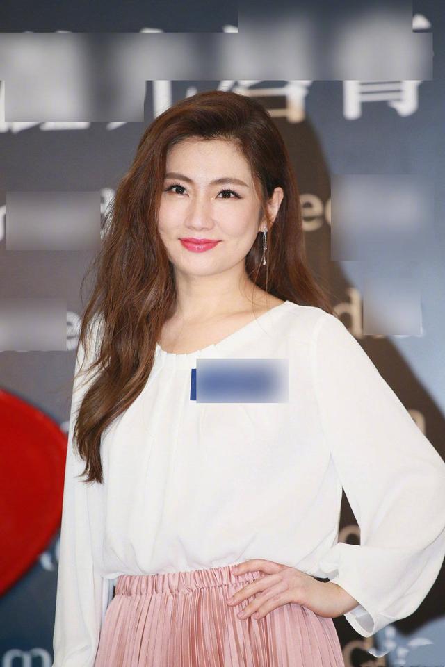 selina浴火重生美出新高度,卷发红唇配百褶裙好甜,女神范依旧