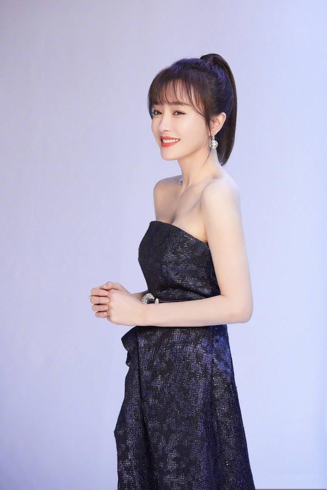 秦岚长裙里又搭长裤,换黑裙配白裤更高级,剪空气刘海扎马尾太甜