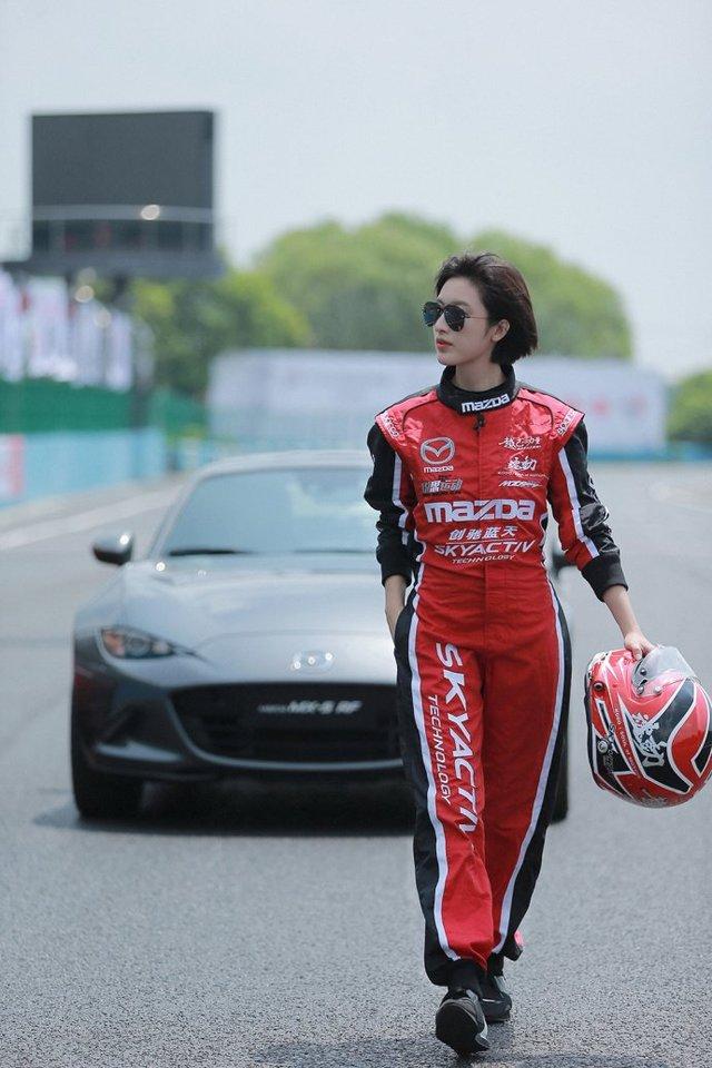女星穿赛车服,杨幂酷炫,赵丽颖萌的像漫画人物!
