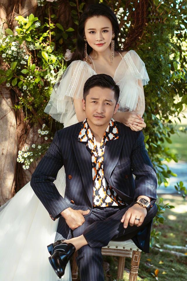 冉莹颖晒与邹市明婚纱写真,结婚八周年,二人拥吻甚是恩爱!