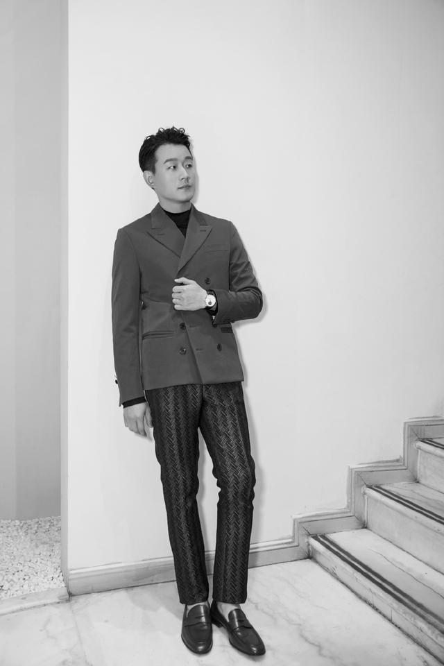 和静谧的气质,如同迷人的夜空,一身蓝色西装为佟大为,散发出中年男人