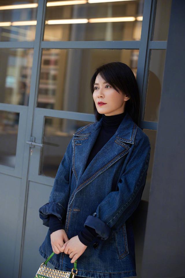 48岁俞飞鸿一个红后超低调的女明星,穿牛仔外套搭配针织衫,年轻