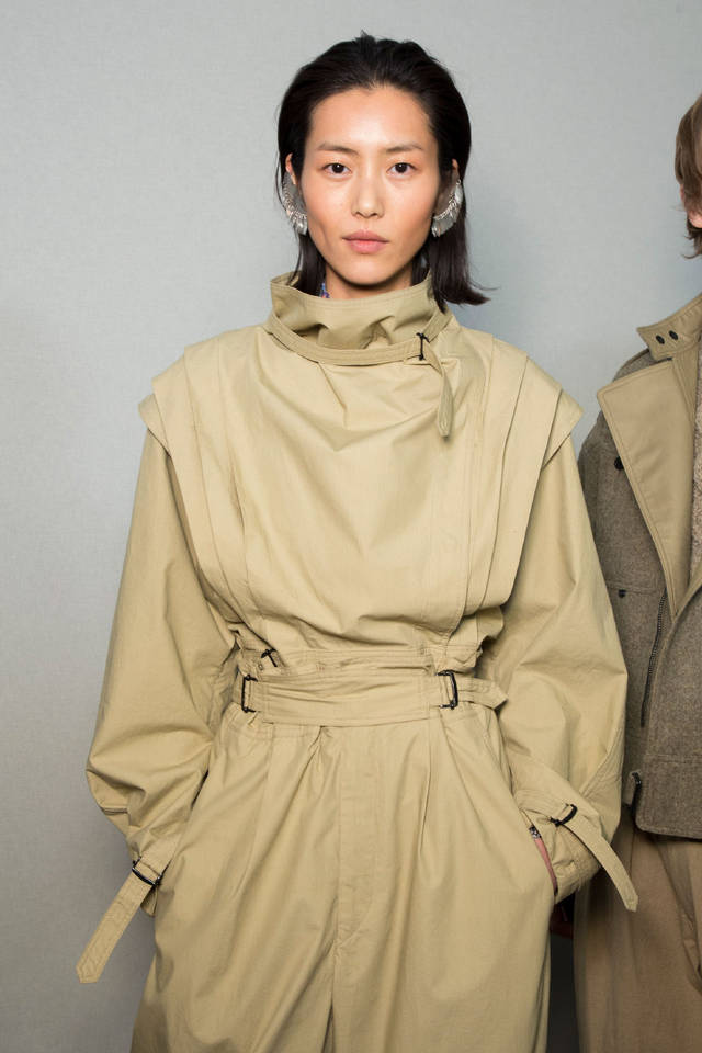 刘雯波波头短发搭配休闲工装帅了一路