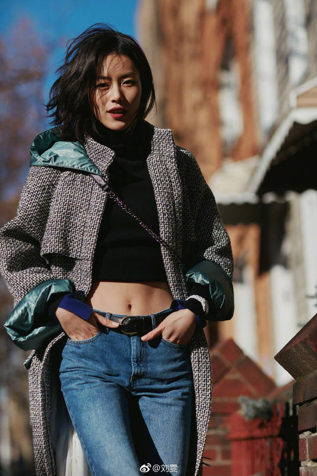 刘雯波波头短发搭配休闲工装帅了一路